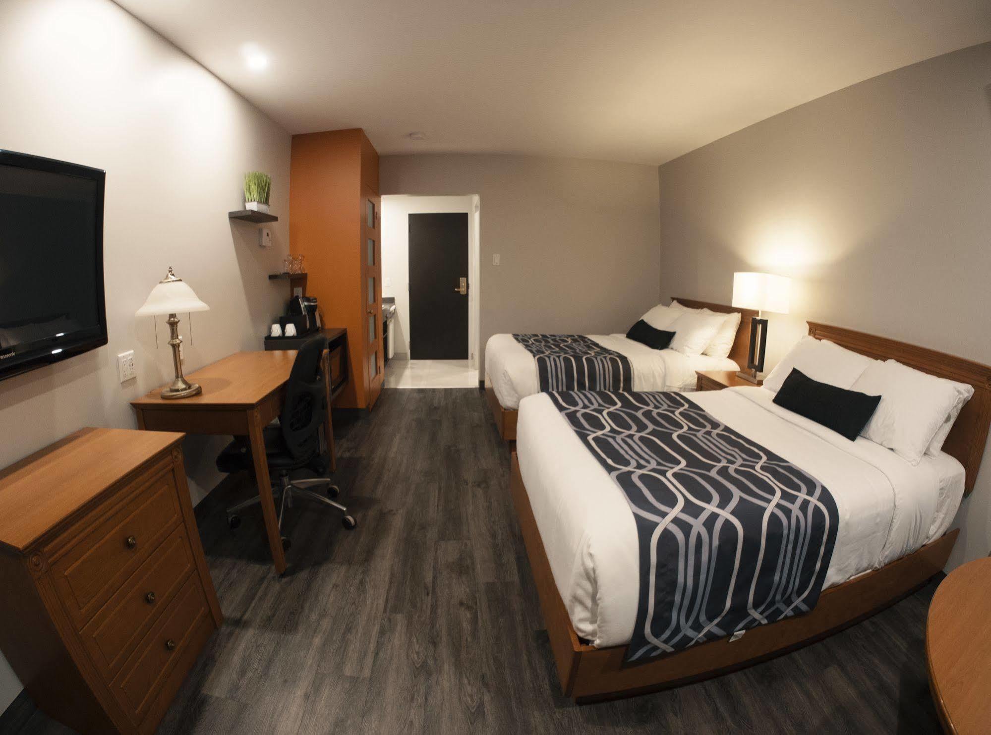 Hotel Le Voyageur Sept-Îles Esterno foto