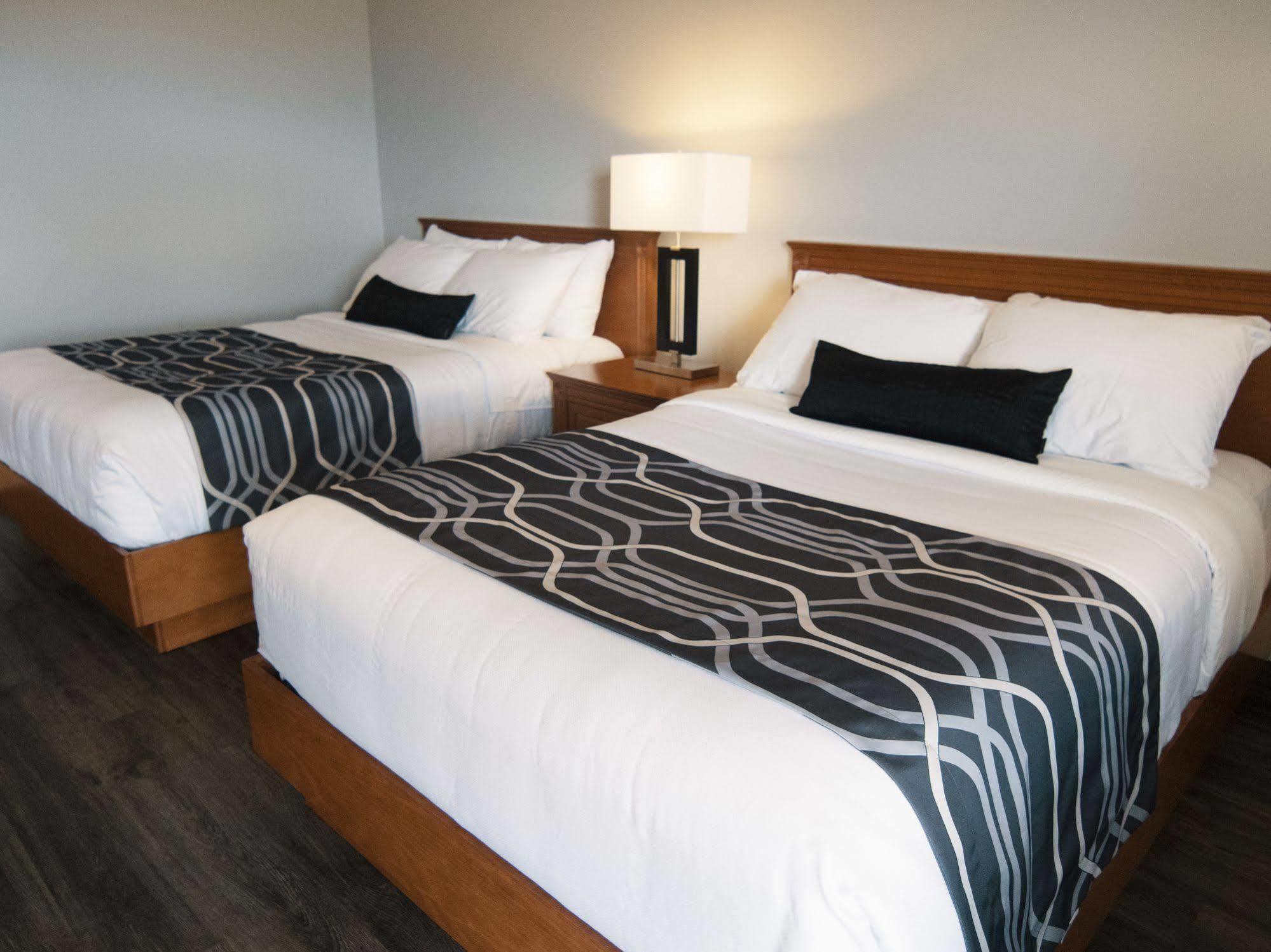 Hotel Le Voyageur Sept-Îles Esterno foto